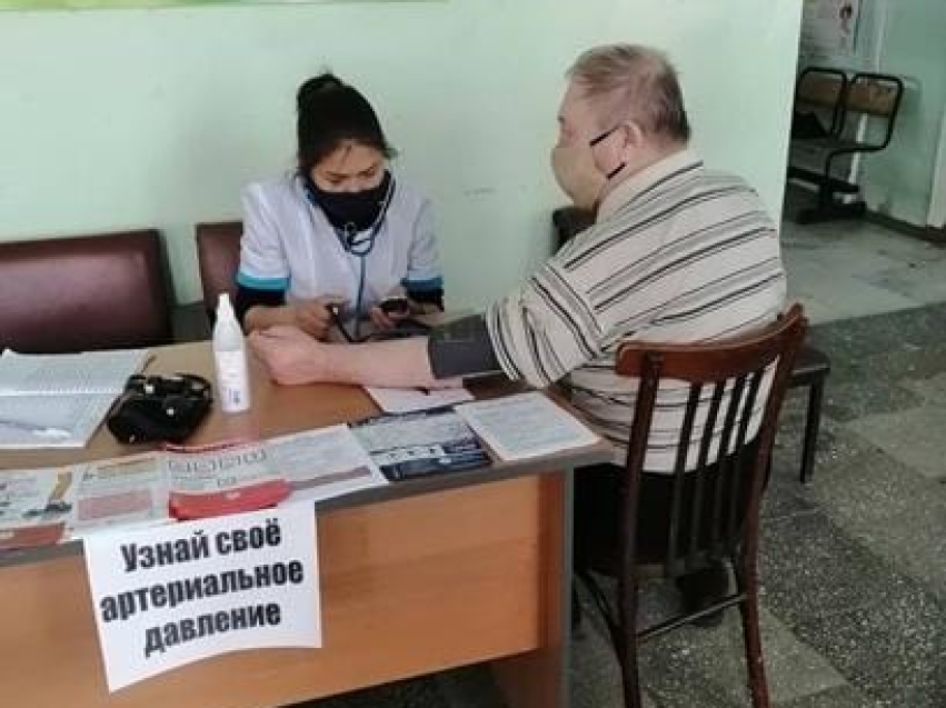 ​В Петровск-Забайкальском​ акция «Узнай свое артериальное давление» прошла с участием волонтеров из медколледжа